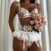 Traje de ropa interior sexy de tres piezas bordado
